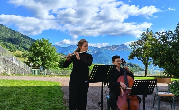 3 août 2025 - Inauguration du violoncelle L'Arclusaz à Doucy-en-Bauges (avec l'Arclusaz en fond de paysage)