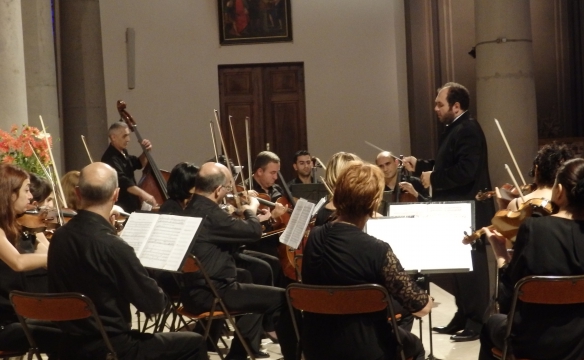 Vahan Mardirossian dirige l'orchestre national de chambre d'Arménie. Rumilly. Juil.2016